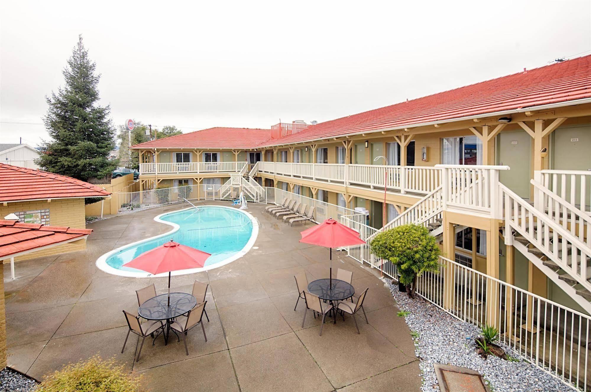Red Lion Inn & Suites Реддинг Экстерьер фото
